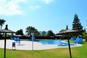 Bazén v ubytování Bahía de Vera - Apartamento Naturista con 3 piscinas junto a playa nebo v jeho okolí