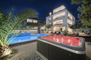 Bazén v ubytování Liberty Living Apartments nebo v jeho okolí