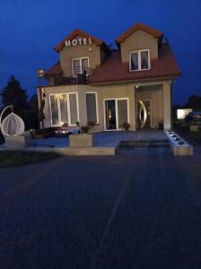 una casa con un cartel de motel encima en Motel Anna Serafin, en Radom