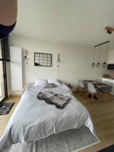 um quarto com uma cama com um cobertor em Work or holiday nieuw studio Santhooft em Nieuwpoort