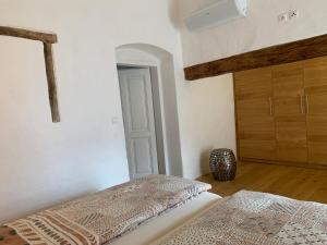 1 Schlafzimmer mit 2 Betten in einem Zimmer in der Unterkunft Ferienhaus beim Turm in Breitenbrunn