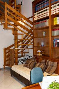 ナポリにあるSuite Filangieriのリビングルーム(ソファ付)、木製の階段