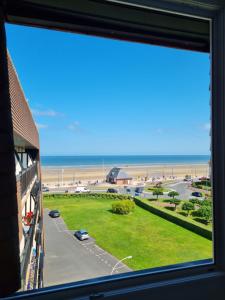 ヴィレ・シュル・メールにある"Le Cocon d'Estelle" Grand Studio vue mer, 30m de la plageの窓からビーチの景色を望めます。 +15枚の写真