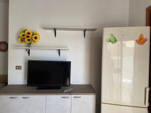 PizzoにあるVilla Oriettaのリビングルーム(冷蔵庫、薄型テレビ付)