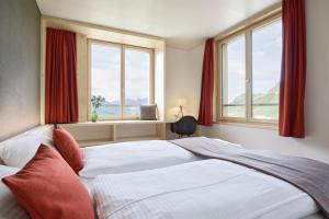 Hotel Klausenpass tesisinde bir odada yatak veya yataklar