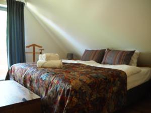 um quarto com uma cama com um cobertor colorido em Cisza i Wiatr II Nielisz Roztocze em Nielisz