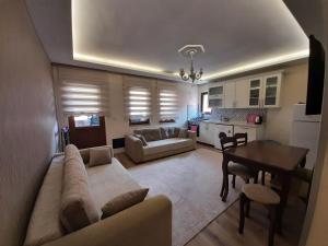 een woonkamer met een bank en een tafel bij Uzungöl Bilalego Apart in Uzungol