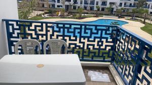 Vista sulla piscina di Appartement de luxe avec piscine a 5 min de la plage o su una piscina nei dintorni