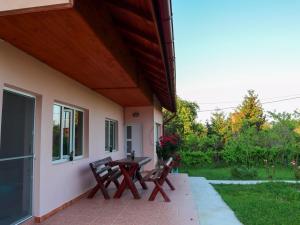 d'une terrasse avec deux chaises et une table sur le côté d'une maison. dans l'établissement Casa Ili, à Breaza
