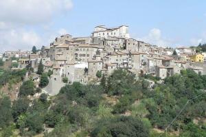 un grupo de casas en la cima de una colina en Rome Retreat, en Morlupo