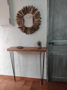 Joli mazet clim vue St Tropez في سانت ماكسيم: طاولة خشبية مع مرآة وباب