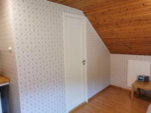 an open door in a room with a wooden ceiling at Molle Annexet -Lantlig Gastsvit i Rolfstorp in Rolfstorp