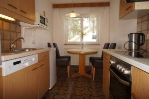 Kuchyň nebo kuchyňský kout v ubytování Appartements Gärtner