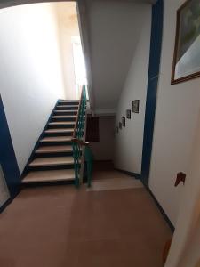 eine Treppe in einem Gebäude mit Treppenaufgang in der Unterkunft Palazzo Tuemi in Castelplanio