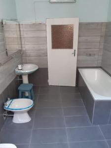 ein Badezimmer mit einer Badewanne, einem WC und einem Waschbecken in der Unterkunft Palazzo Tuemi in Castelplanio