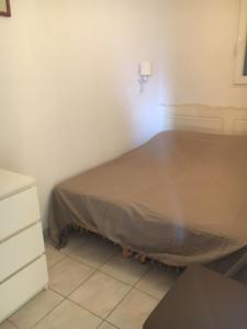ein Schlafzimmer mit einem Bett in einem weißen Zimmer in der Unterkunft Odalys , hauts de Salavas in Salavas