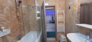 ブシュテニにあるKalinderu SKIER'S APARTAMENT BELLEVUEの浴槽、洗面台、シャワーを備えたバスルーム +90枚の写真