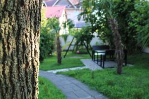 een park met een tafel en een bank achter een boom bij AMIGO на Морской in Olginka