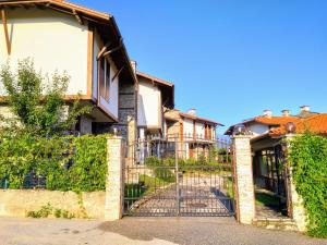 a gate in front of a house at Вила Магдалена, к-с Александриа in Dobrinishte