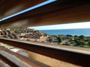 uma vista a partir de uma janela de casas e do oceano em Le Residenze di Porto Corallo em Villaputzu