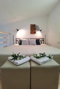 een slaapkamer met een bed met 2 poeven bij Zona Apartments 2 in Zrenjanin