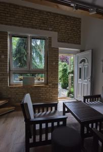 uma sala de estar com uma mesa e cadeiras e uma janela em Zona Apartments 2 em Zrenjanin