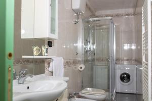 bagno con doccia, lavandino e servizi igienici di Il Cortiletto ad Agerola