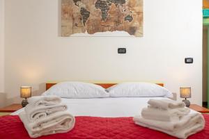 una camera da letto con un letto con asciugamani sopra di Il Cortiletto ad Agerola