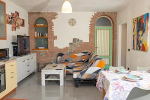 un soggiorno con un divano e un tavolo di Il Cortiletto ad Agerola