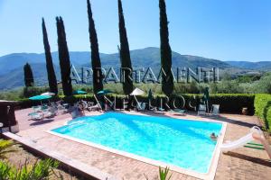 uma grande piscina numa villa com vista em Appartamenti Santa Croce em Ferentillo