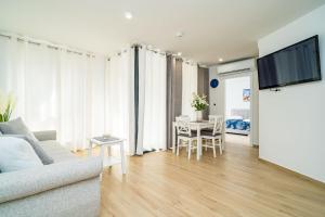 un soggiorno con divano e tavolo di Apartment Ostrea a Dubrovnik