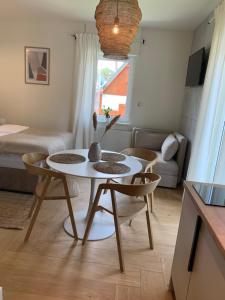 Telewizja i/lub zestaw kina domowego w obiekcie Na Wczasowej - Apartamenty