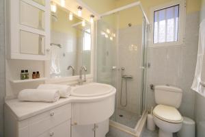 A bathroom at The Sunset Villa Kefalonia