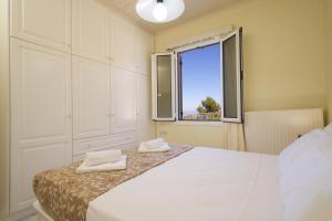 A bed or beds in a room at The Sunset Villa Kefalonia