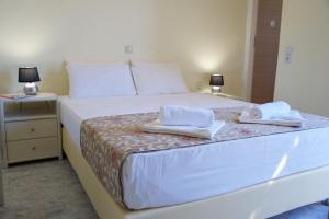 A bed or beds in a room at The Sunset Villa Kefalonia