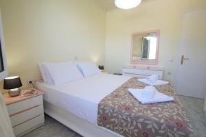 A bed or beds in a room at The Sunset Villa Kefalonia