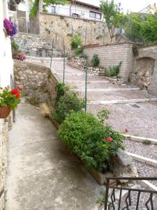 un insieme di gradini in pietra con fiori e piante di Casa Hemingway a Barisciano