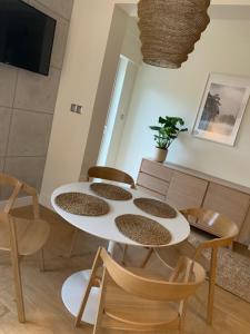 Telewizja i/lub zestaw kina domowego w obiekcie Na Wczasowej - Apartamenty