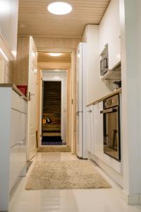 艾赫泰里的住宿－Moksula，一间带白色橱柜的厨房和一个带炉灶的走廊