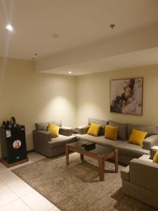 ein Wohnzimmer mit einem Sofa und einem Couchtisch in der Unterkunft المهيدب للوحدات السكنيه - البوادي in Dschidda