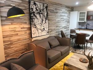 ブレアゴーリーにあるCentral Apartment - Modernaのソファとテーブルのあるリビングルーム