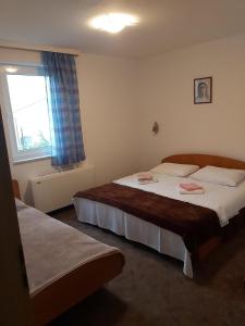 une chambre d'hôtel avec deux lits et une fenêtre dans l'établissement Anđela, à Međugorje