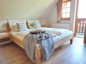 Letto o letti in una camera di Weingut Winzerzimmer Rothschädl
