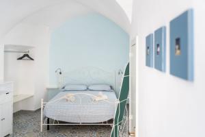 ein weißes Schlafzimmer mit einem Bett in einem Zimmer in der Unterkunft La Finestrella in Parabita