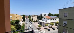 een uitzicht op een straat in een stad met auto's bij Casatua in Taranto