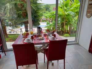 una mesa con comida en ella en una habitación con ventana en Villa Goxoki avec piscine Saint Jean Pied de Port en Saint-Jean-Pied-de-Port