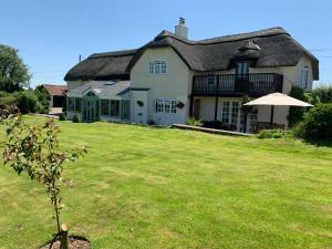 ein Haus mit einem großen Hof mit Sonnenschirm in der Unterkunft Fernside Bed and Breakfast in Templeton