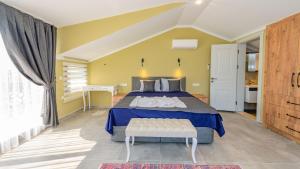 Een bed of bedden in een kamer bij Söğüt 4 - 4 Bedroom with jacuzzi in Fethiye