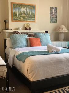 a bedroom with a large bed with colorful pillows at Balwyn 短租房 in Melbourne