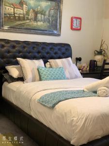 a large bed with a blue headboard in a room at Balwyn 短租房 in Melbourne